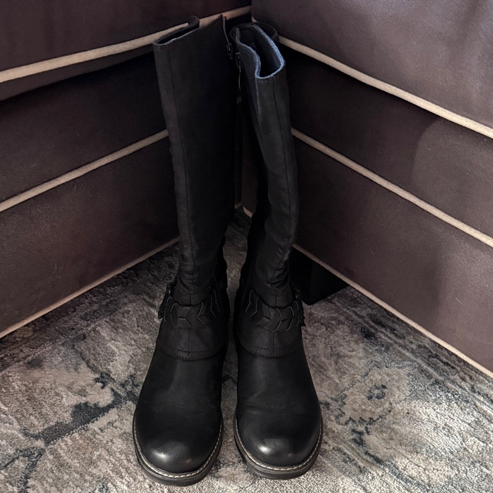 Women’s Black Boots with Buckle Detail